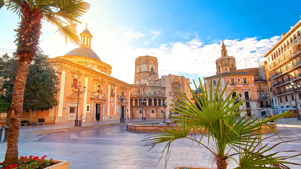 Escapate al corazon de Valencia en habitacion Deluxe con vistas y desayuno incluido
