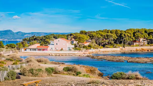 Een uitstapje met de voeten in het water, niet ver van Toulon en Bandol