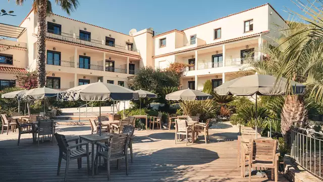 Adem de gejodeerde lucht van de zee in aan de rand van Fréjus