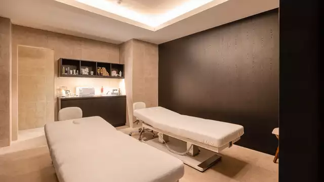 Promo: Soggiorno benessere Premium con massaggi, terapia del suono, bottiglia di cava e aperitivi