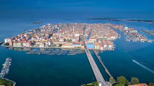 Hotel frente al mar en Chioggia con cena, piscina y acceso a la playa