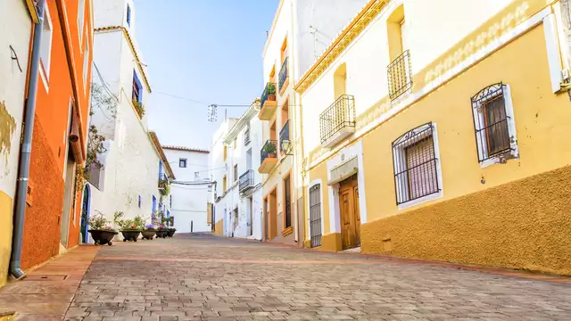 Descubre Calpe y la Costa Blanca en un moderno hostel con habitación superior