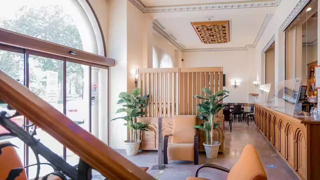 Vacaciones románticas en Burgos con bañera de hidromasaje, botella de cava y bombones
