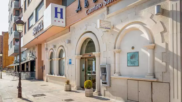 Vacaciones románticas en Burgos con bañera de hidromasaje, botella de cava y bombones