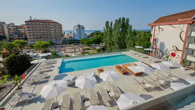 Séjour en demi pension à Santa Susanna avec départ tardif et verre de bienvenue