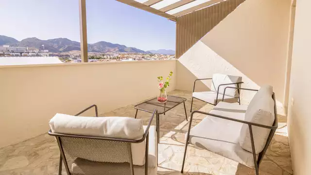 Escapada con desayuno, botella de cava y decoración romántica a 15min. de Málaga
