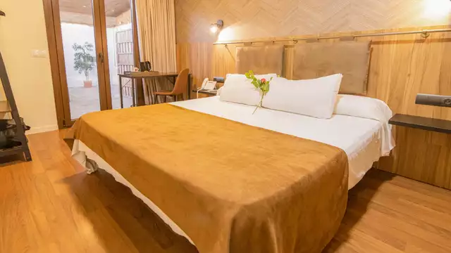 Escapada perfecta en suite deluxe con terraza y desayuno a las afueras de Málaga