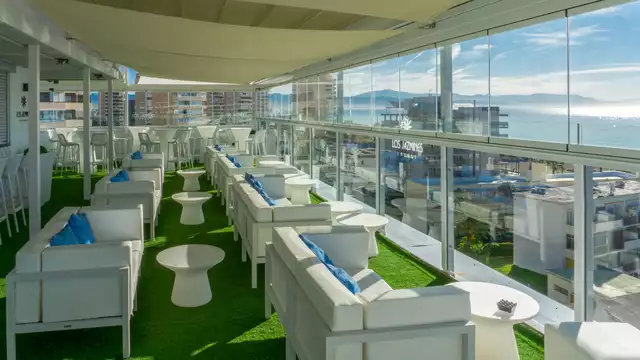 Relájate en este hotel con piscina enfrente del mar y desayuno incluido