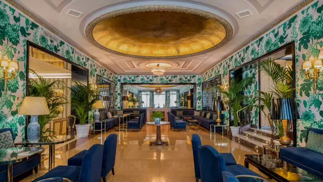 Escapada romántica en habitación con vistas, cava y bombones enfrente del Palacio Real en Madrid