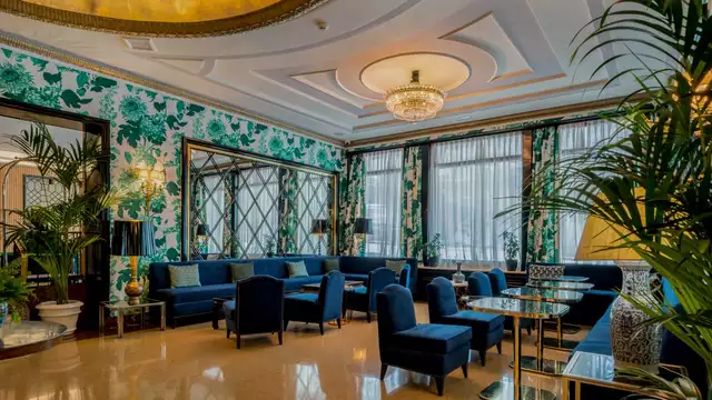 Escapada romántica en habitación con vistas, cava y bombones enfrente del Palacio Real en Madrid