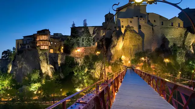 Escapada romántica con cava en Cuenca