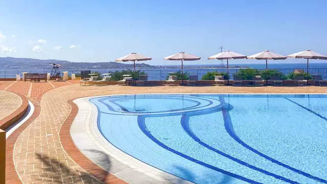SPA y panorama sobre el Estrecho: vive la elegancia de Altafiumara Resort.