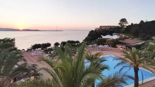 SPA y panorama sobre el Estrecho: vive la elegancia de Altafiumara Resort.