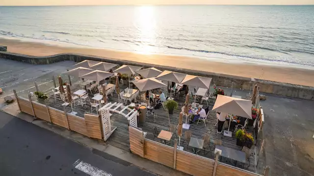 Profitez d'une vue mer en amoureux avec champagne et séance de flottaison en Normandie