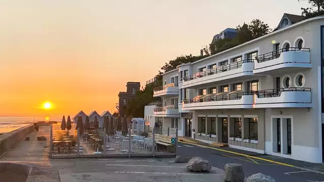 Profitez d'une vue mer en amoureux avec champagne et séance de flottaison en Normandie