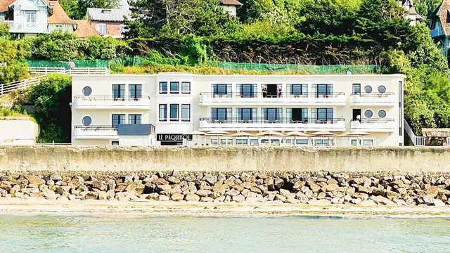 Profitez d'une vue mer en amoureux avec champagne et séance de flottaison en Normandie