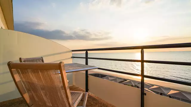 Profitez d'une vue mer en amoureux avec champagne et séance de flottaison en Normandie