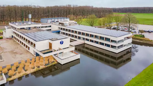 Plaisirs culinaires près d'un village pittoresque des Pays-Bas