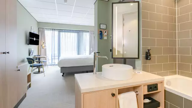 Plaisirs culinaires près d'un village pittoresque des Pays-Bas