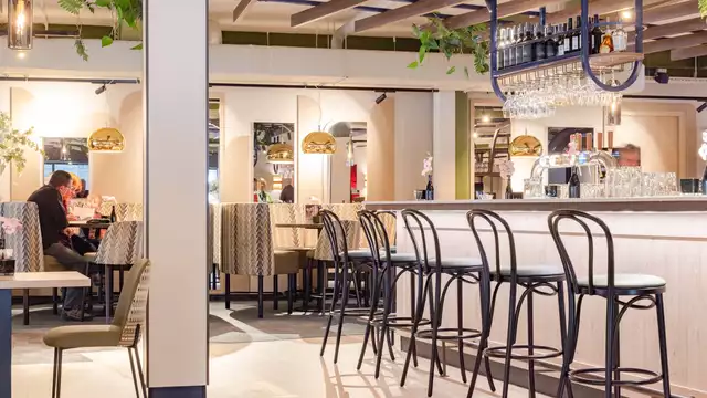 Plaisirs culinaires près d'un village pittoresque des Pays-Bas