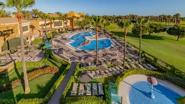 Uitje in een resort op 2 minuten van het strand en dichtbij Cádiz, met halfpension