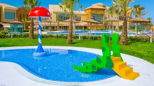 Escapada familiar en la costa gaditana con Media pensión