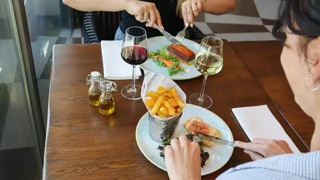 Doppio pernottamento in Junior Suite ad Amsterdam con colazione, noleggio biciclette e cena