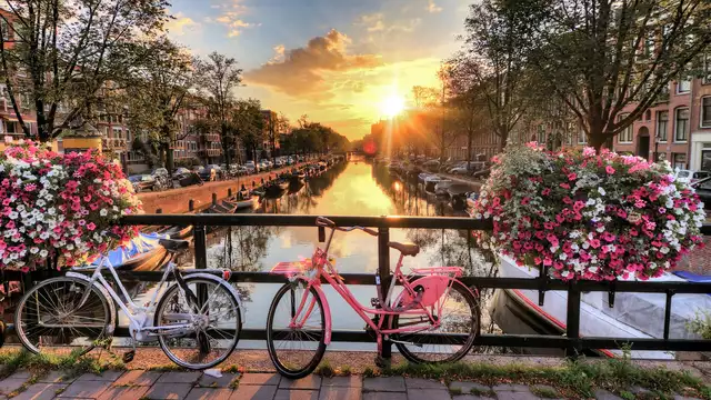 2 nuits à Amsterdam au WestCord City Centre avec petit-déjeuner, location de vélos et déjeuner