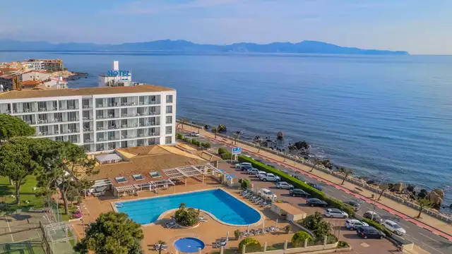Media pensión en L'Escala en un hotel en primera línea de mar