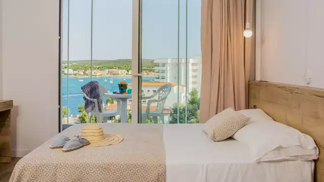 Sorprende a tu pareja en habitación con terraza y vistas al mar