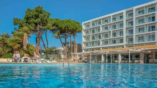 Sorprende a tu pareja en habitación con terraza y vistas al mar