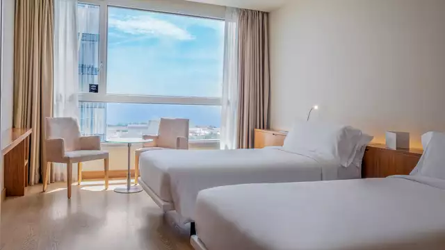 Descansa en habitación superior con vistas al mar en el centro de Barcelona