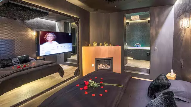 Regálate lujo y comodidad en esta habitación con zona de relajación privada