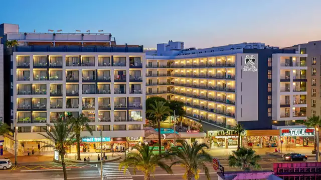 Escapada en pareja con cóctel a 100m de playa en moderno hotel 4* de Costa brava