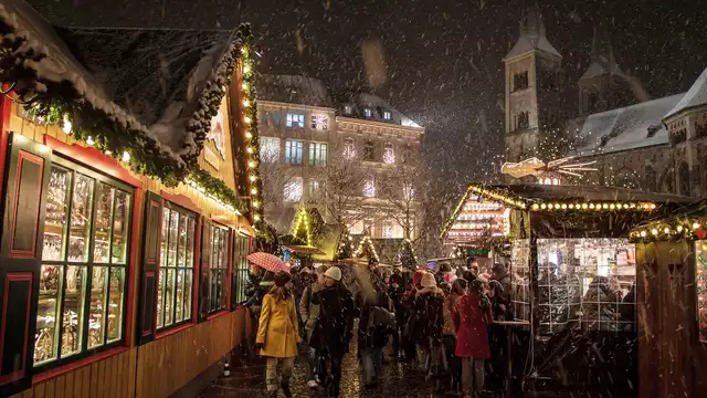 Vivez la magie du marché de Noël de Bonn : lumières, saveurs et ambiance féerique.