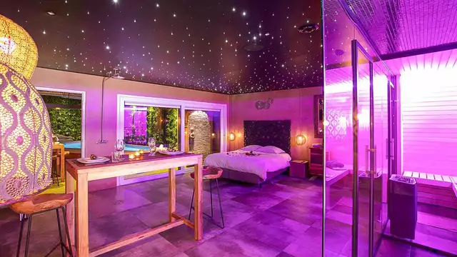 Regálate lujo y comodidad en esta habitación con zona de relajación privada