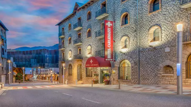 Spa et chambre de luxe dans un hôtel de charme à Escaldes