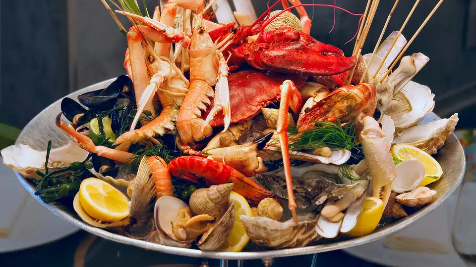 Escapade en bord de mer avec plateau de fruits de mer face a la Baie de Somme