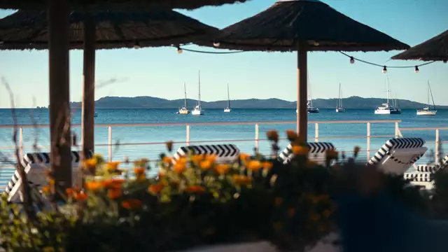 Séjour en bord de mer à Hyères avec petit déjeuner en chambres, champagne et fleurs