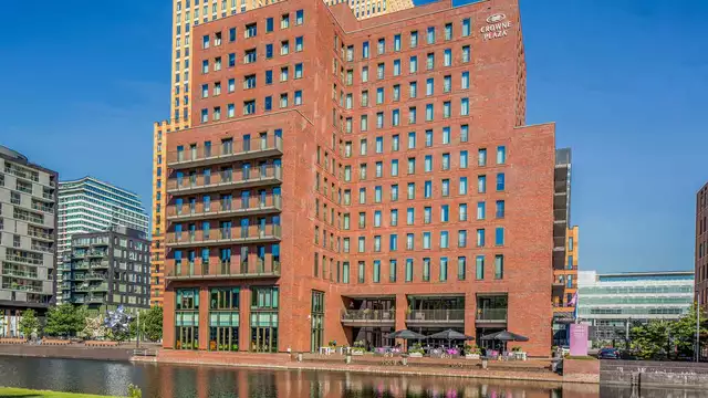 Commencez bien votre escapade à Amsterdam: boisson, en-cas et convivialité!