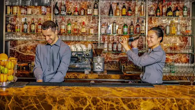 Commencez bien votre escapade à Amsterdam: boisson, en-cas et convivialité!