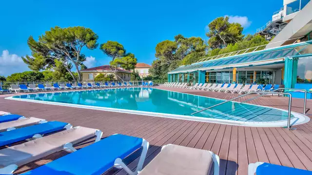 Verblijf in een clubhotel bij Hyère met privéstrand