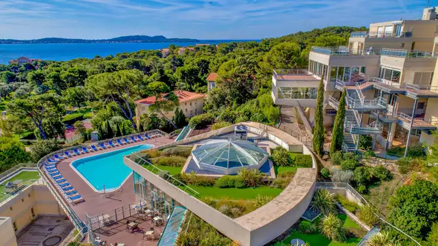 Verblijf in een clubhotel bij Hyère met privéstrand