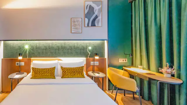 Descubre el nuevo Crowne Plaza Madrid con desayuno y copa de cava