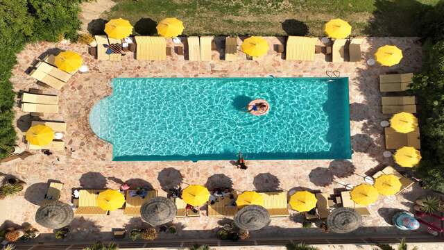 Accès à la piscine extérieure