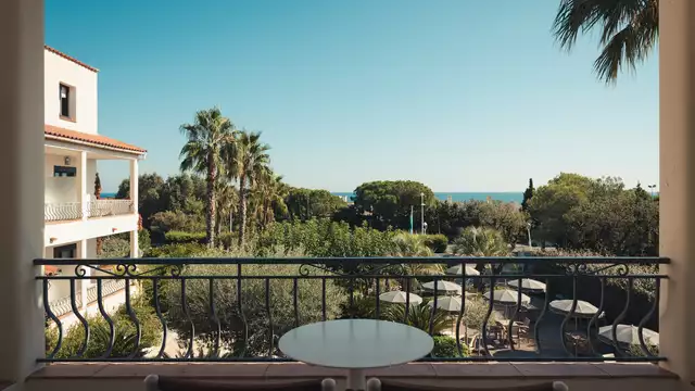 Adem de gejodeerde lucht van de zee in aan de rand van Fréjus