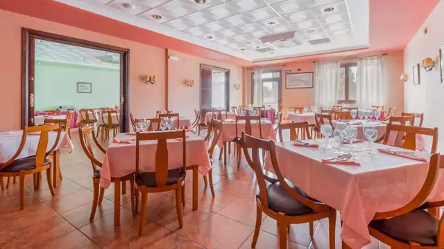 Fine settimana romantico con bottiglia di spumante, cena e parcheggio in un paese vicino Teruel