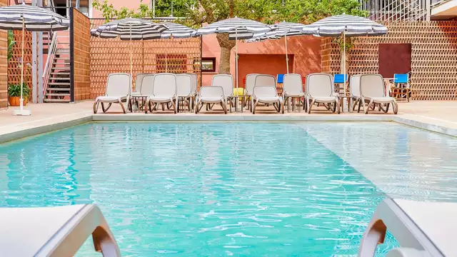 Vacaciones en Lloret de Mar con brunch en habitación vista piscina