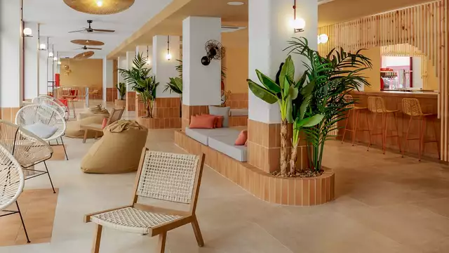 Vacaciones en Lloret de Mar con brunch en habitación vista piscina