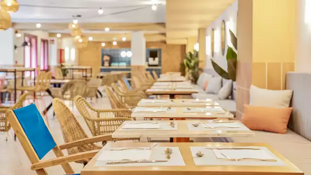 Vacaciones en Lloret de Mar con brunch en habitación vista piscina